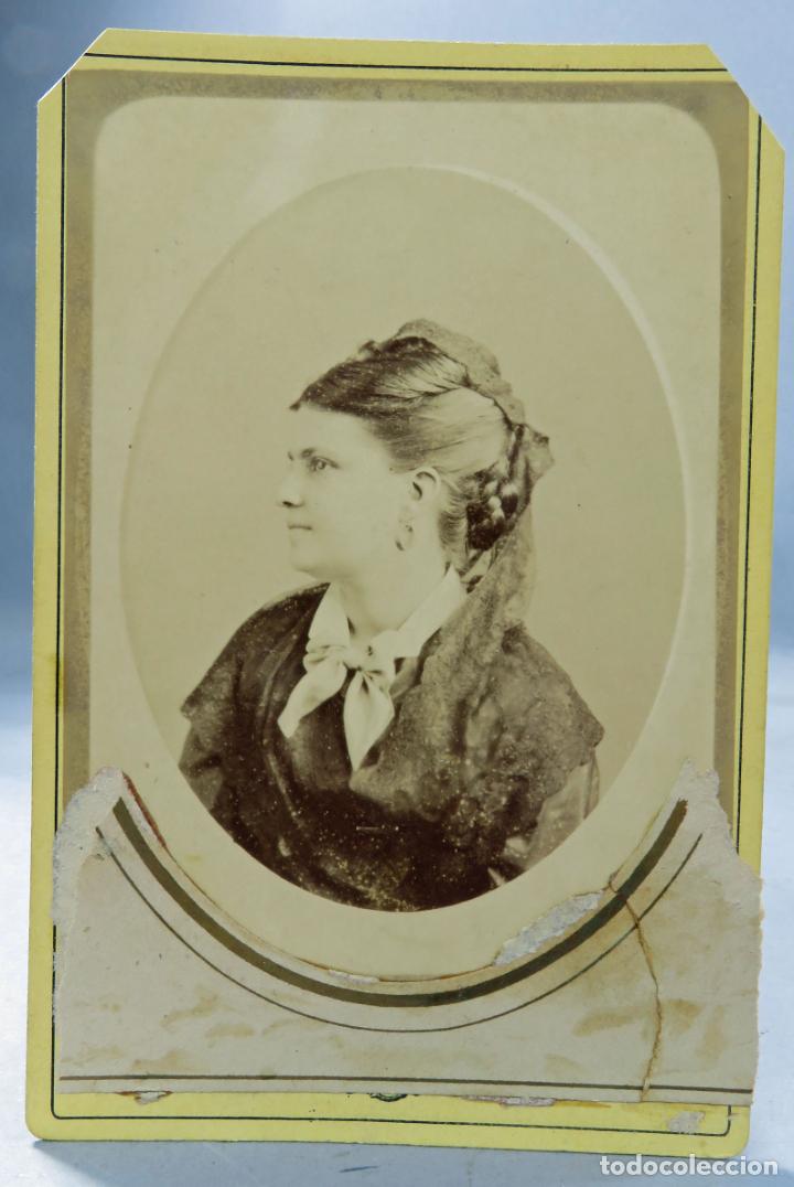 Fotografia antica: Fotograf&iacute;a alb&uacute;mina retrato medall&oacute;n dama peinado Samuel A Cohner hacia 1865 S XIX