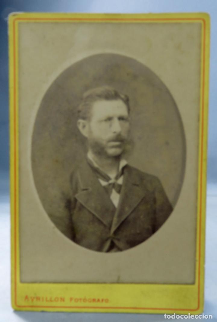 Fotografia antica: Fotograf&iacute;a alb&uacute;mina caballero retrato medall&oacute;n Avrillon Coru&ntilde;a Calle San Andr&eacute;s 11 hacia 1885 S XIX