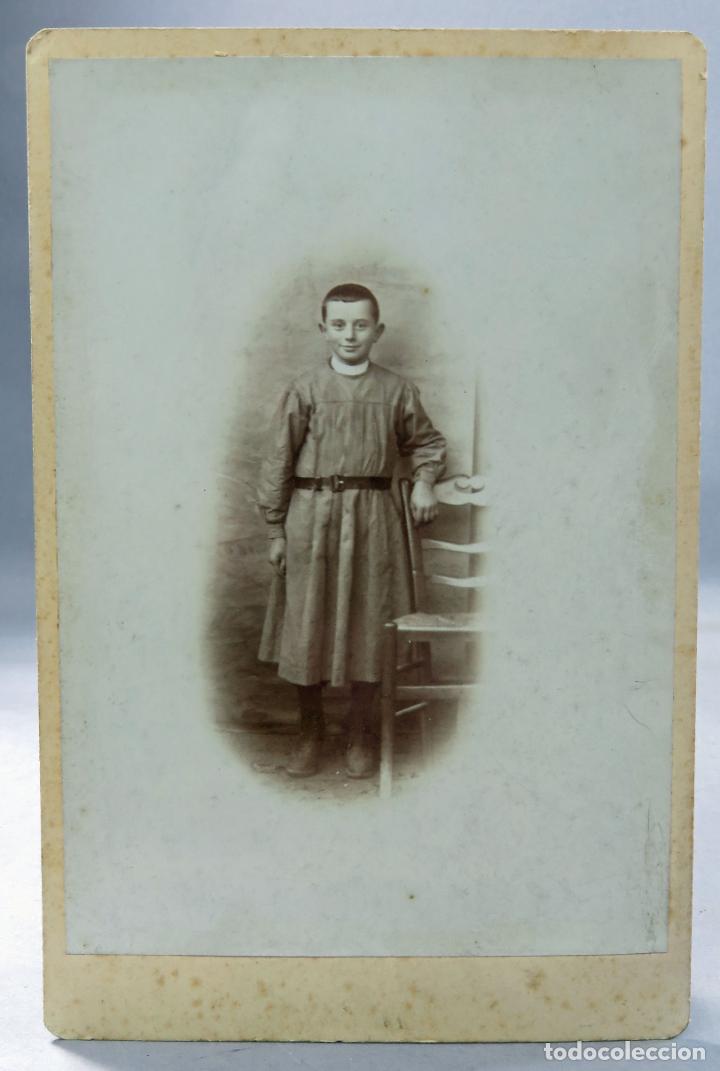 Fotografia antica: Fotograf&iacute;a alb&uacute;mina ni&ntilde;o con mandil E Lavergne Lisieux Francia hacia 1890 S XIX