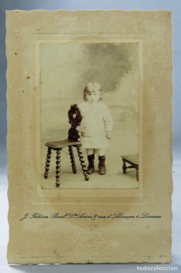 Fotografia antica: Fotograf&iacute;a alb&uacute;mina ni&ntilde;a posando silla torneada J Fillion Lisieux hacia 1890 S XIX