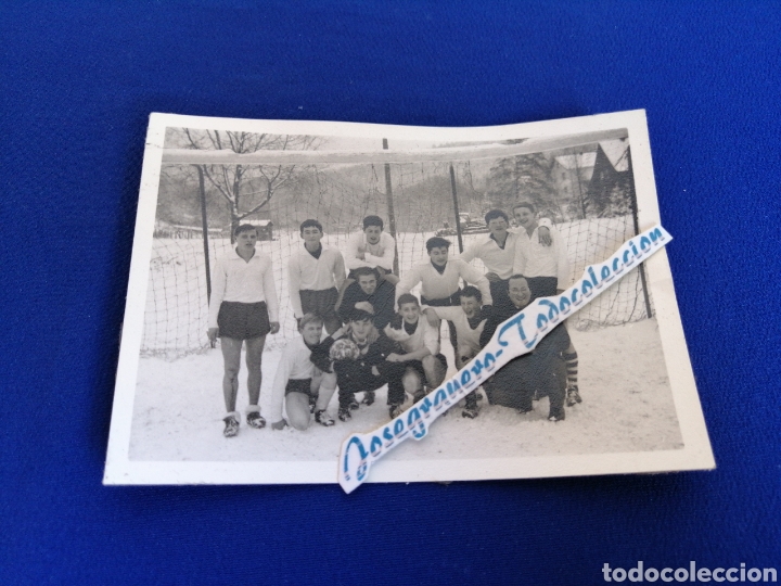 Antique Photography: FUTBOLISTAS JUGANDO EN NIEVE FOTOGRAFIA