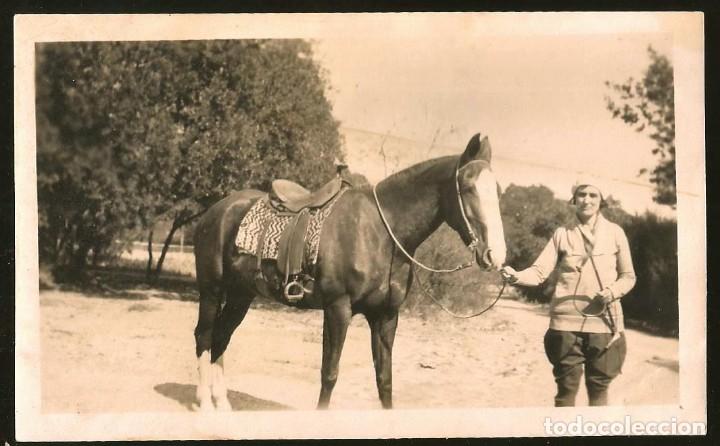 Fotografia antiga: 1893 Se&ntilde;orita con boina y pantalones de equitaci&oacute;n junto a un lindo caballo Foto Albumina 13x8 1920'