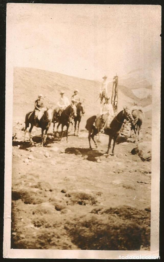 Fotografia antiga: 1898 Hombres a caballo por las monta&ntilde;as - Foto Albumina 15x9cm 1920'