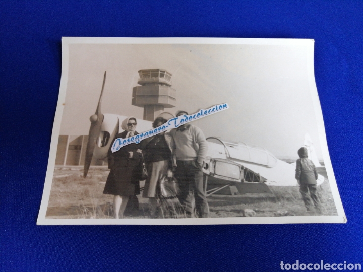 Antique Photography: AVION EN AEROPUERTO CON MODELOS FOTOGRAFIA