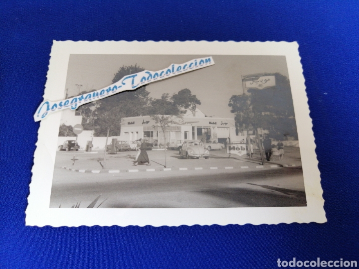 Fotografia antica: Wolswagen escarabajo en gasolinera m&oacute;vil fotografia antigua