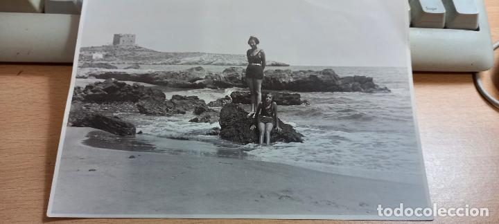 Antique Photography: FOTOGRAFIA ORIGINAL 2 JOVENES EN LA PLAYA DE LA CONCHA EN OROPESA DEL MAR CASTELLON EN LOS A&Ntilde;OS 40