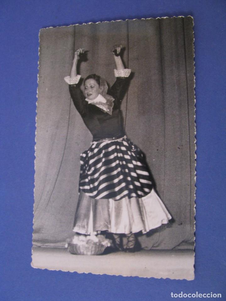 Antique Photography: FOTO DE UNA MUJER CON CASTA&Ntilde;UELAS. NO HAY DATOS.