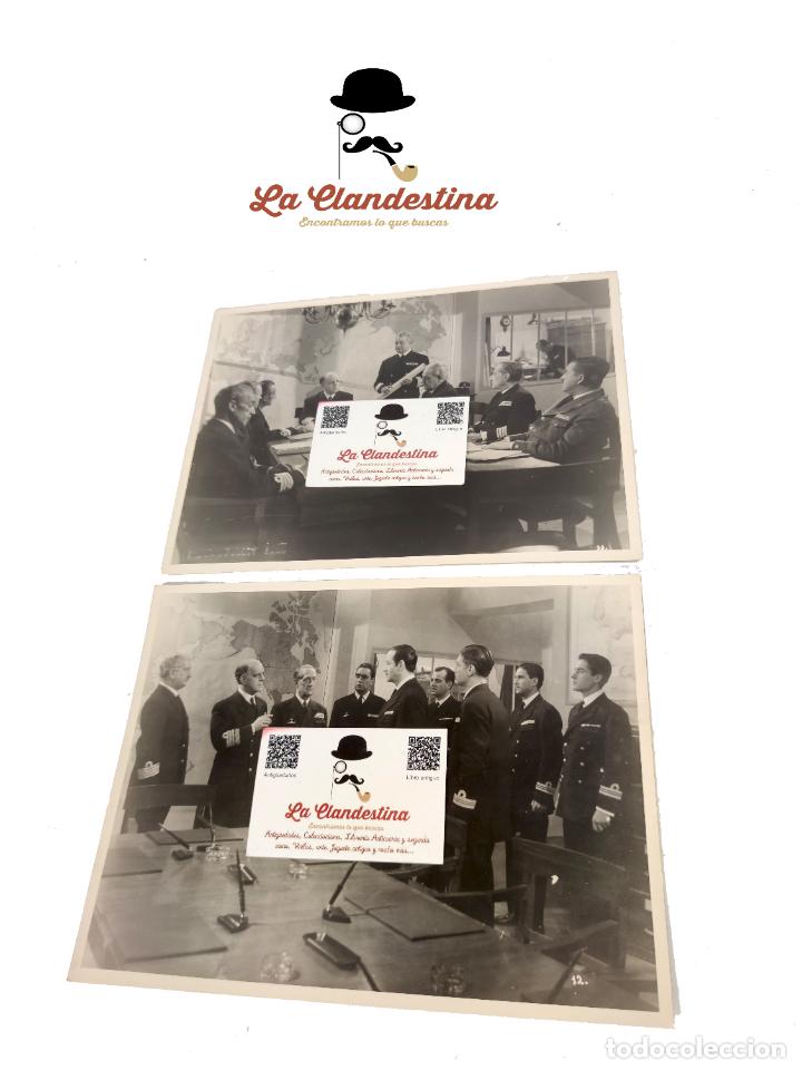 Fotografia antica: Lote de 2 fotograf&iacute;as grandes. Escenas de pel&iacute;cula a identificar. reuni&oacute;n de mandos de marina. A&ntilde;os