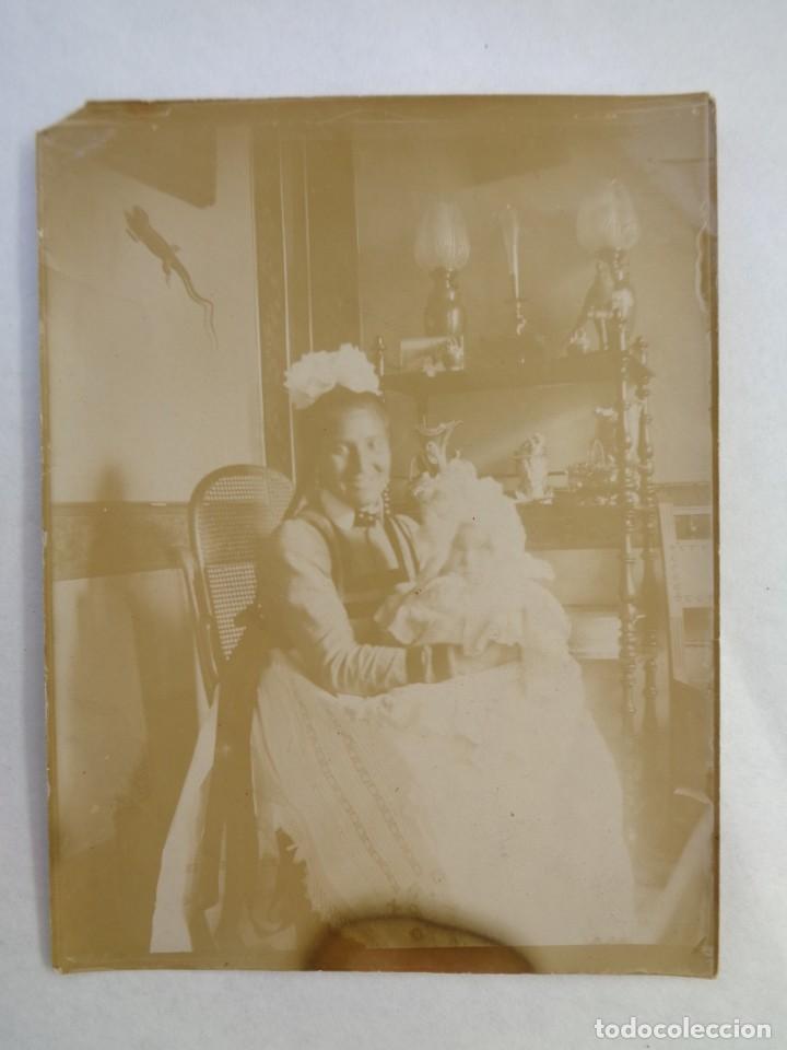 Antique Photography: FOTO DE CHACHA O NODRIZA CON BEBE, LAGARTO DISECADO EN LA PARED. SIGLO XIX