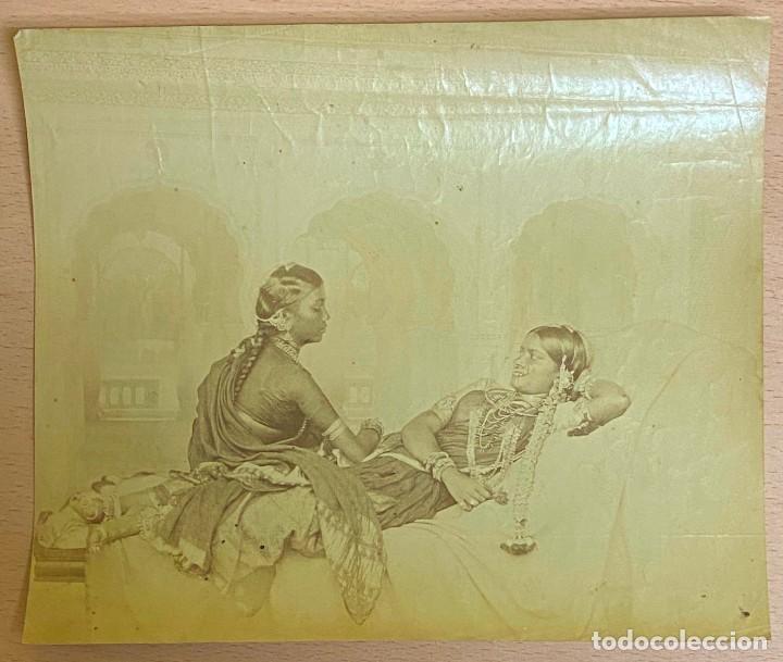 Fotografia antica: FOTOGRAFIA ALBUMINA 1870 DE LA INDIA, DOS MUJERES EN EL HAREN, MIDE 21,8 X 18,5 CMS. EXCELENTE
