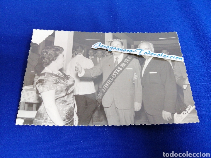 Alte Fotografie: LOS QUINIELISTAS NO OLVIDAN a&ntilde;o 1961 FOTOGRAFIA CON MODELOS CON SELLO FOTOGRAFO