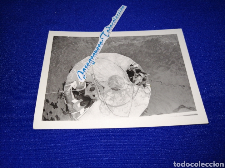 Fotografia antiga: BALSA SALVAVIDAS CON MODELOS FOTOGRAFIA ANTIGUA