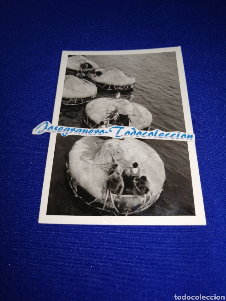 Fotografia antiga: BALSA SALVAVIDAS CON MODELOS FOTOGRAFIA ANTIGUA