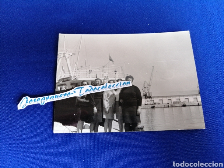 Fotografia antiga: PUERTO BARCOS CON MODELOS FOTOGRAFIA ANTIGUA