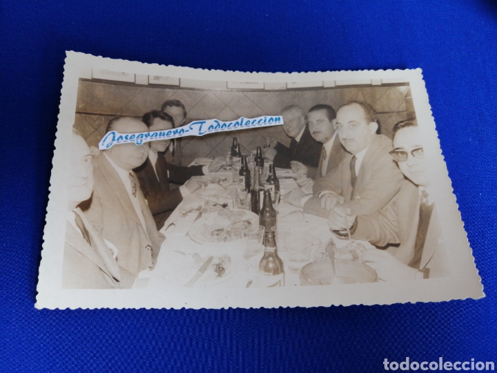 Fotograf&iacute;a antigua: BANQUETE CON CERVEZA SAN MIGUEL CON MODELOS FOTOGRAFIA ANTIGUA