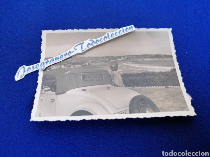 Fotograf&iacute;a antigua: COCHE ANTIGUO CON MODELO MIRANDO AL MAR DE SANTANDER A&Ntilde;O 1947 FOTOGRAFIA ANTIGUA