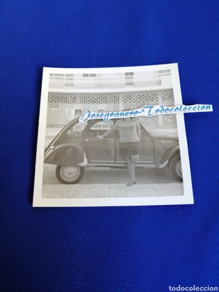 Fotograf&iacute;a antigua: CITROEN 2CV CON MODELO FOTOGRAFIA ANTIGUA
