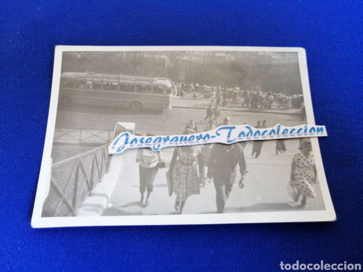 Fotografia antiga: AUTOB&Uacute;S CON MODELOS FOTOGRAFIA