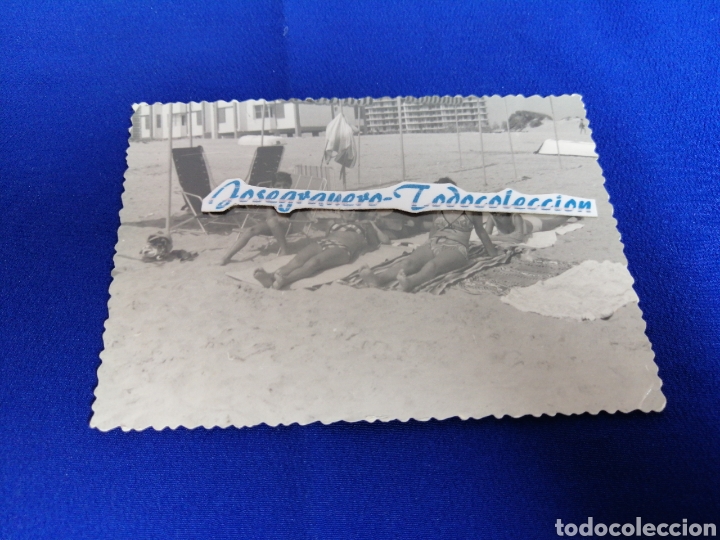 Fotografia antiga: PLAYA CON MODELOS EN BA&Ntilde;ADOR FOTOGRAFIA ANTIGUA