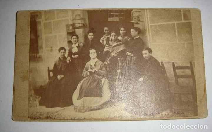 Fotograf&iacute;a antigua: Antigua fotograf&iacute;a de Alb&uacute;mina &middot; Mujeres en la puerta de una casa &middot; ca. 1880&ndash;1900