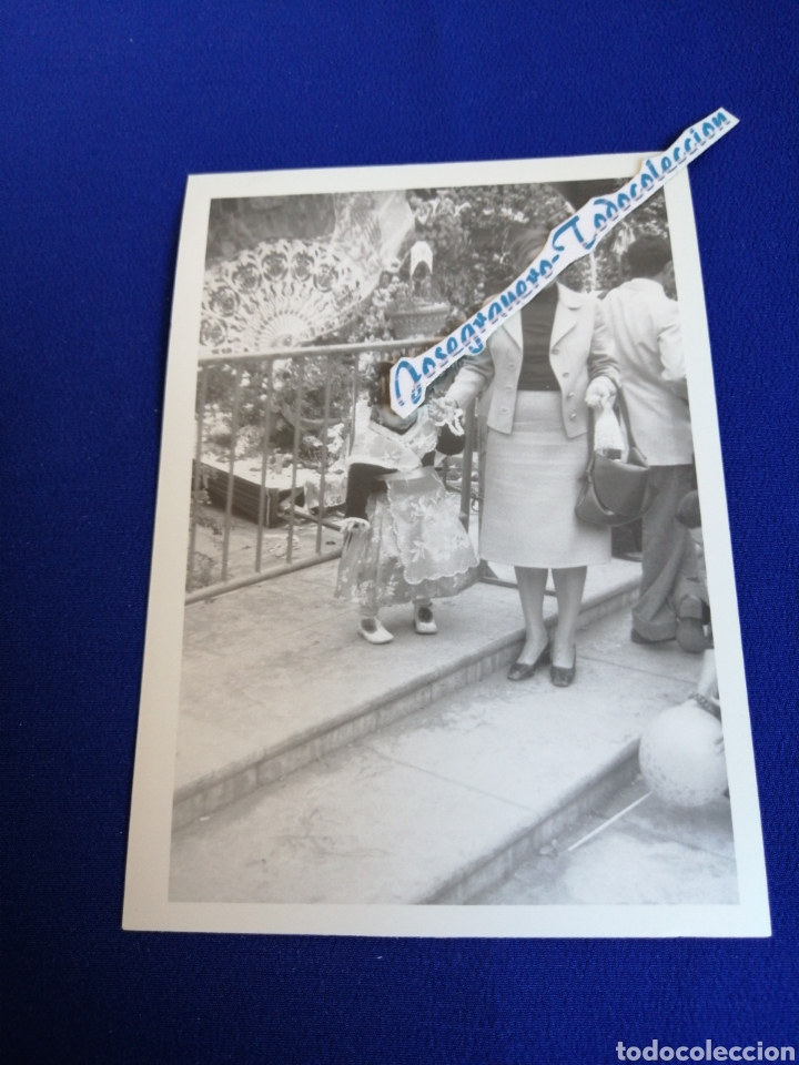 Fotograf&iacute;a antigua: OFRENDA VIRGEN DESAMPARADOS A&Ntilde;O 1977 CON FALLERITA FOTOGRAFIA ANTIGUA