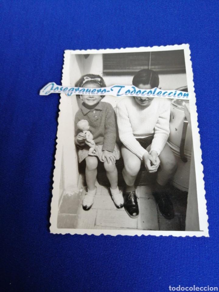 Fotografia antiga: MU&Ntilde;ECA DE JUGUETE CON NI&Ntilde;OS MODELOS FOTOGRAFIA ANTIGUA