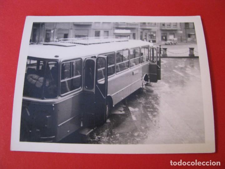 Antique Photography: FOTOGRAF&Iacute;A DEL AGOSTO 1968. 10X7,5 CM. AUTOBUS APARCADO ANTE EL COLEGIO SIMANCAS, GIJON.