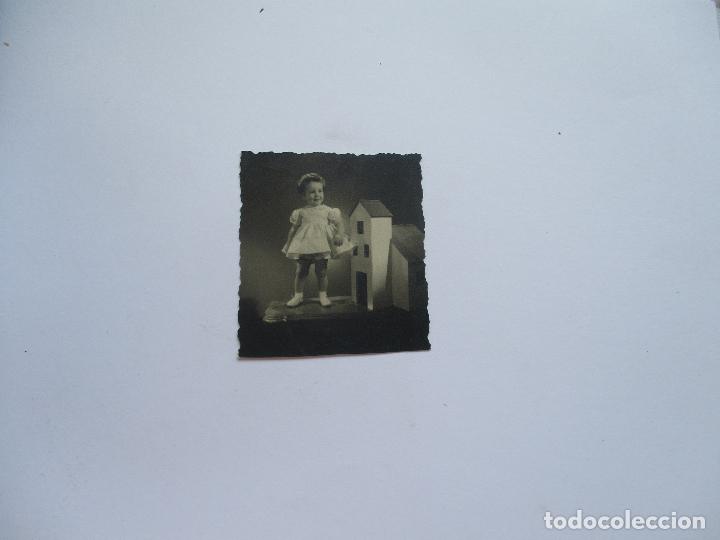 Antique Photography: ANTIGUA FOTOGRAF&Iacute;A DE: NI&Ntilde;A CON JUGUETE -S/F-MIDE 6X5.5 CM.
