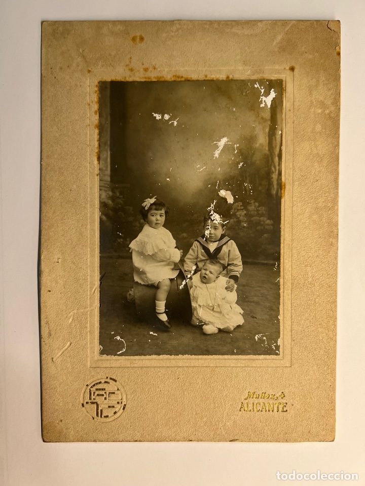 Alte Fotografie: PHOTO ESTUDIO FOTOGRAF&Iacute;CO ALICANTE. Calle Mu&ntilde;oz, 4, Historia de Tres Hermanos (h.1920?)