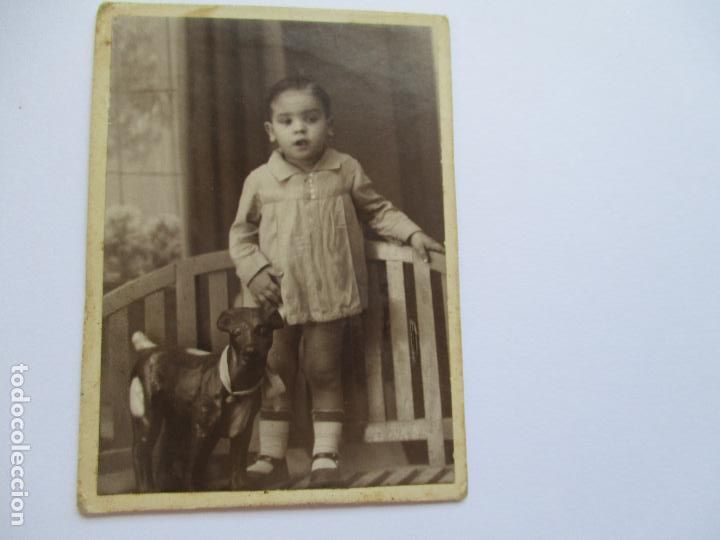 Fotografia antica: ANTIGUA Y PEQUE&Ntilde;A FOTOGRAF&Iacute;A DE: NI&Ntilde;O CON PERRITO-S/F- 8 X 6 CM.-USADA
