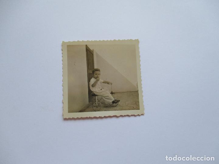 Fotografia antiga: ANTIGUA Y PEQUE&Ntilde;A FOTOGRAF&Iacute;A DE: NI&Ntilde;O CON TRICICLO-S/F- 6 X 6 CM.-