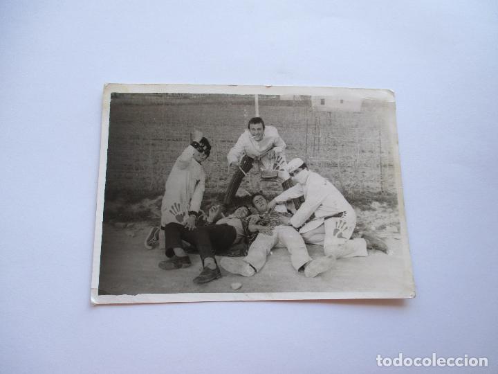 Fotograf&iacute;a antigua: FOTOGRAF&Iacute;A DE: JOVENES BROMEANDO-S/F NI OTROS DATOS-10.5X14.5 CM.