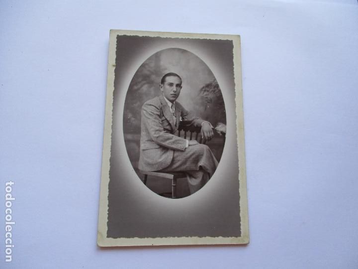 Antique Photography: ANTIGUA FOTOGRAF&Iacute;A DE: JOVEN SENTADO, S/F.-BOSCH, FIGUERAS