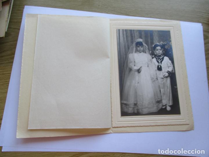 Photographie ancienne: CAPETA CON FOTOGRAF&Iacute;A DE: NI&Ntilde;OS , PRIMERA COMUNI&Oacute;N- S/F, NI OTROS DATOS-18X12.5 CM. (LA CARPETA)