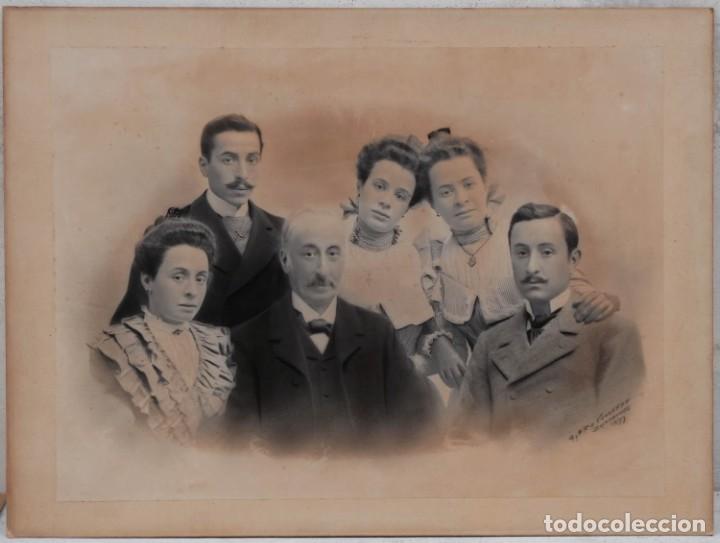 Alte Fotografie: Fotograf&iacute;a familiar de estudio firmada. Barcelona, 1899.