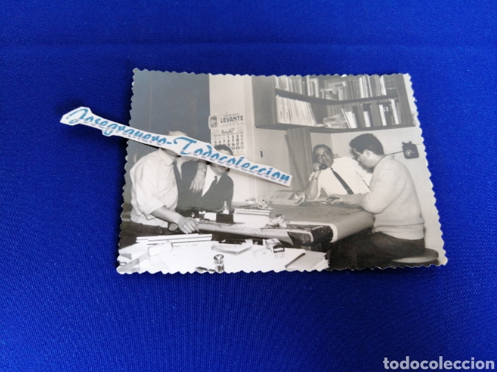 Fotografia antica: TEL&Eacute;FONO ANTIGUO CON MODELOS FOTOGRAF&Iacute;A ANTIGUA