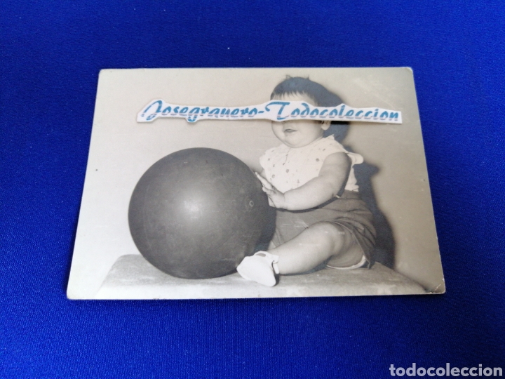 Fotografia antica: NI&Ntilde;O MODELO CON PELOTA DE JUGUETE A&Ntilde;O 1969 FOTOGRAF&Iacute;A ANTIGUA