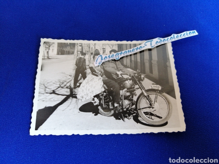Alte Fotografie: MOTO CON FALLERA Y MODELO POSANDO FOTOGRAF&Iacute;A ANTIGUA