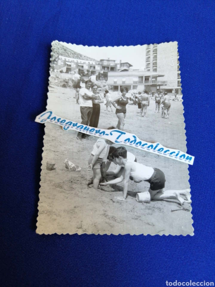 Fotograf&iacute;a antigua: PLAYA MODELOS EN BA&Ntilde;ADOR JUGANDO EN LA PLAYA FOTOGRAF&Iacute;A ANTIGUA