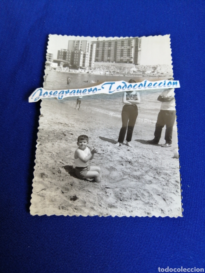Fotograf&iacute;a antigua: PLAYA CON NI&Ntilde;O MODELO FOTOGRAF&Iacute;A ANTIGUA