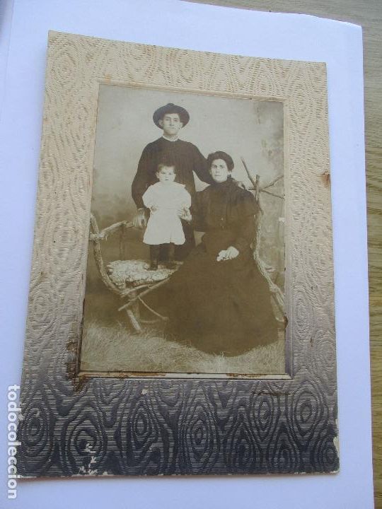 Fotografia antiga: ANTIGUA FOTOGRAF&Iacute;A DE: FAMILIA CON NI&Ntilde;A-S/F, NI OTROS DATOS-23.5X16 CM ( EL CART&Oacute;N)