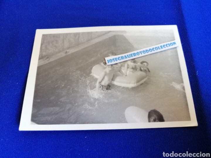 Fotograf&iacute;a antigua: PISCINA CON NI&Ntilde;OS MODELOS EN BARCO FLOTADOR FOTOGRAF&Iacute;A ANTIGUA
