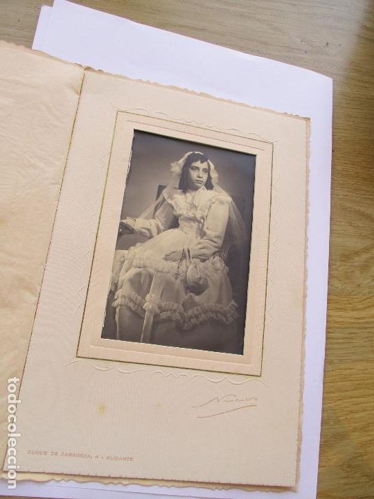 Fotografia antiga: FOTOGRAF&Iacute;A DE: NI&Ntilde;A DE COMUNI&Oacute;N-24X16CM.-S/F-(LA CARPETA) FOTO: NIETO, ALICANTE