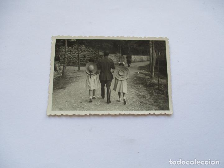 Fotografia antiga: FOTOGRAF&Iacute;A DE: SOLDADO CON NI&Ntilde;AS-5.5X8.5CM.-S/F- NI OTROS DATOS