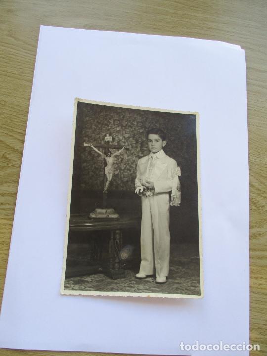 Fotografia antiga: FOTOGRAF&Iacute;A DE: NI&Ntilde;O PRIMERA COMUNI&Oacute;N-1951 (ESCRITO EN EL REVERSO)CON CU&Ntilde;O DEL FOT&Oacute;GRAFO