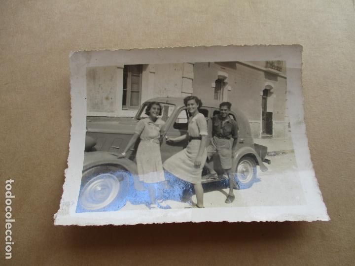 Fotografia antica: FOTOGRAF&Iacute;A DE: JOVENESY COCHE ANTIGUO-9.5 X12.5 CM-S/F., NI OTROS DATOS
