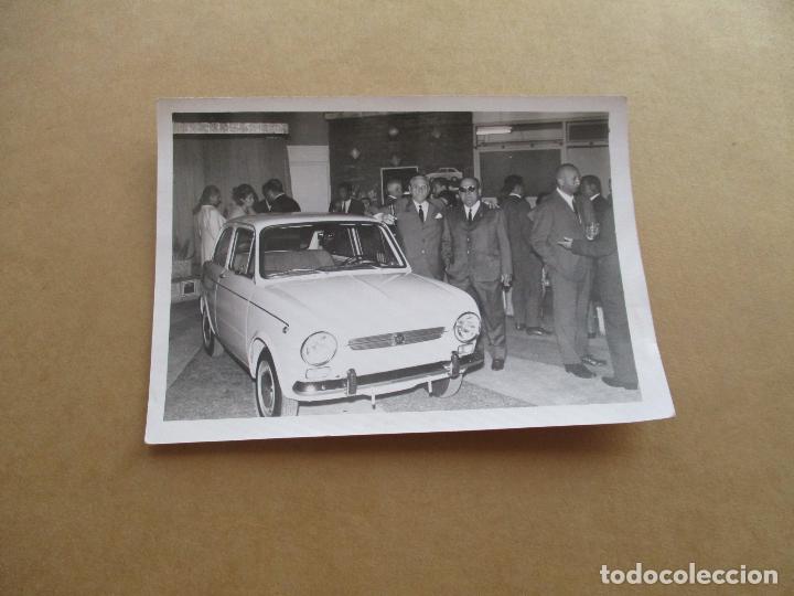 Fotografia antica: FOTOGRAF&Iacute;A DE: SE&Ntilde;ORES Y COCHE-10 X 14 CM-1968