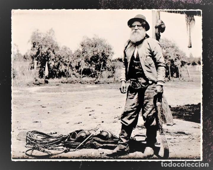Fotografia antiga: L31-37 Antigua fotografia de un GAUCHO ARGENTINO con sus herramientas de trabajo Tama&ntilde;o 22 x 17.50 c