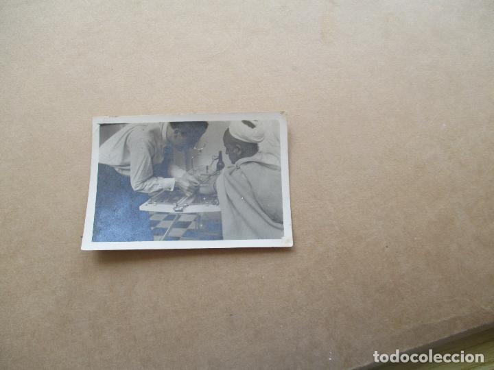 Fotografia antica: FOTOGRAF&Iacute;A DE: EXTRACCI&Oacute;N DE SANGRE -S/F, NI OTROS DATOS.-8.5X5.5 CM.