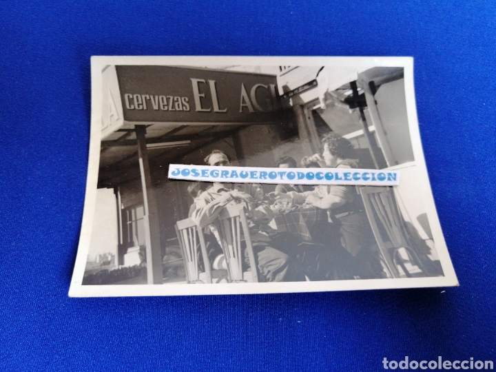 Fotografia antiga: CERVEZAS EL AGUILA CARTEL BAR CON MODELOS FOTOGRAF&Iacute;A ANTIGUA